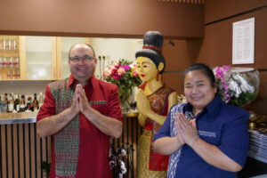 Holger und Woarnut Lenz beim Thai-Gruß "Sawatdi"