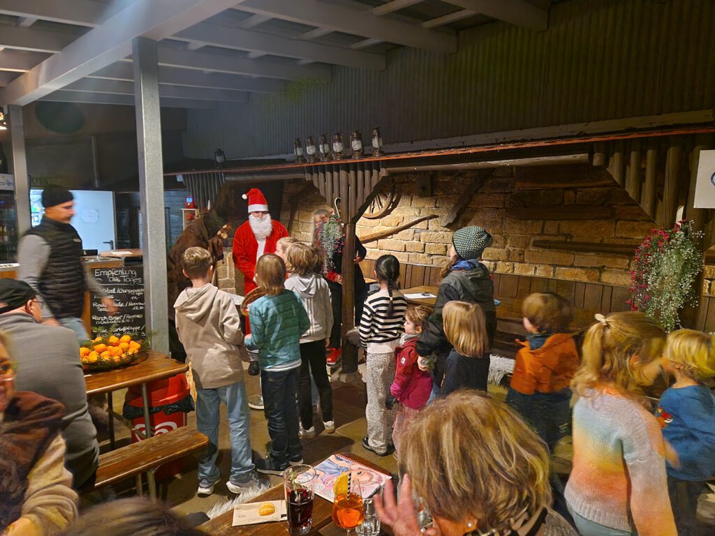Der Weihnachtsmann verteilt Schokonikoläuse