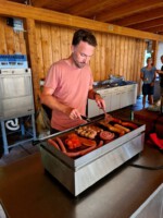 Michael beim Grillen