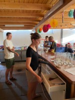 Anouk hinterm Tresen