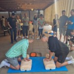 Mika und Tobi beim Üben der Herzdruckmassage