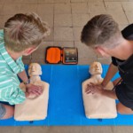 Mika und Tobi beim Üben der Herzdruckmassage