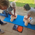 Robert und Silke beim Üben der Herzdruckmassage