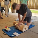 Tobi bei der Herzdruckmassage mit AED