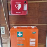 AED und Notfallkoffer in der Herrenumkleide