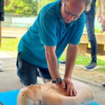 Ivan beim Üben der Herzdruckmassage