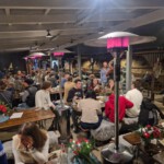 Die Mitglieder sitzen im beheizten Zelt der Ranch