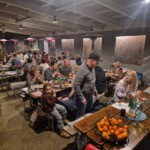 Die Mitglieder sitzen im beheizten Zelt der Ranch