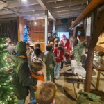 Der Weihnachtsmann verteilt Nikoläuse aus Schokolade