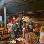 Der Weihnachtsmann verteilt Schokonikoläuse